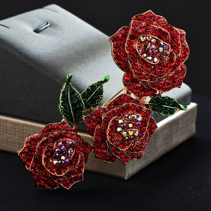 Broche de diamantes de imitación con rosas de triple belleza para mujer
