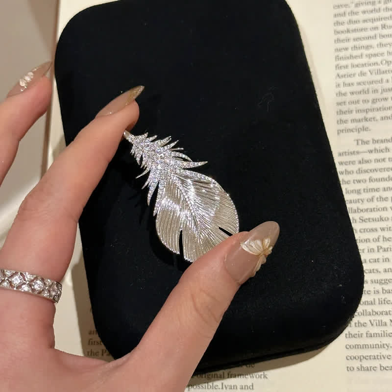 Broche con colgante de pluma y diamantes de imitación brillantes para mujer