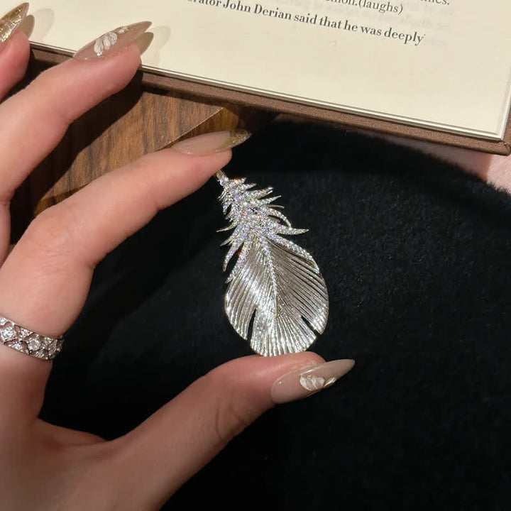 Broche con colgante de pluma y diamantes de imitación brillantes para mujer
