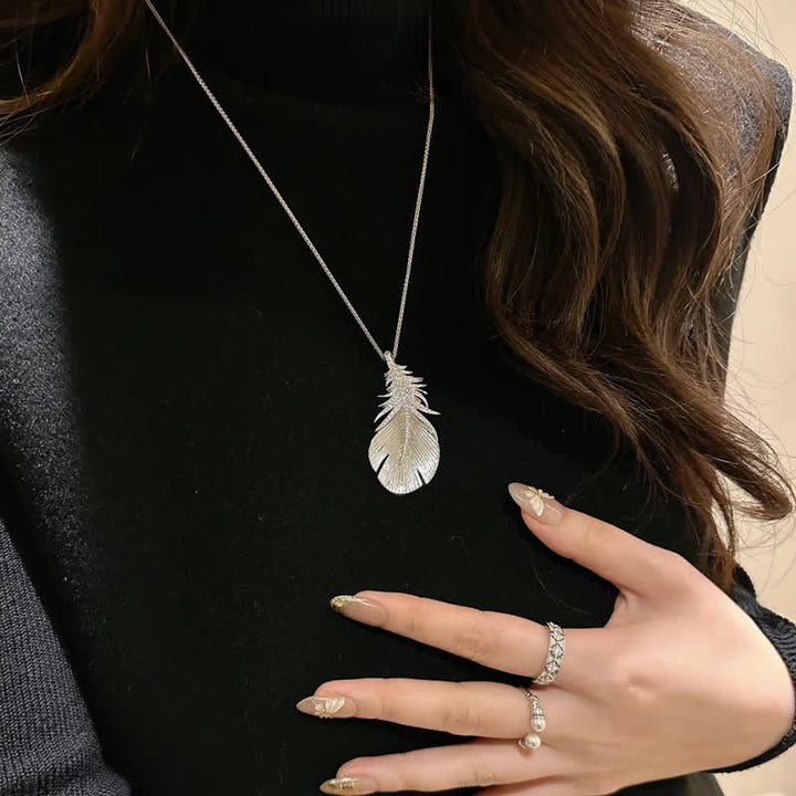 Broche con colgante de pluma y diamantes de imitación brillantes para mujer