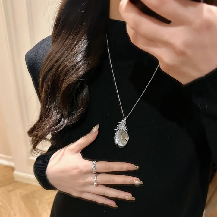 Broche con colgante de pluma y diamantes de imitación brillantes para mujer