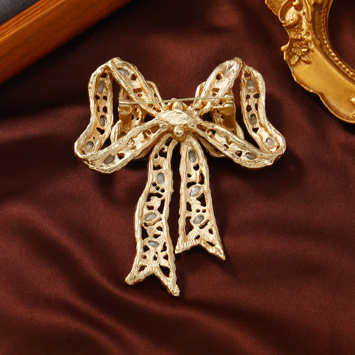 Broche de lazo de cinta metálica ondulada dorada elegante para mujer