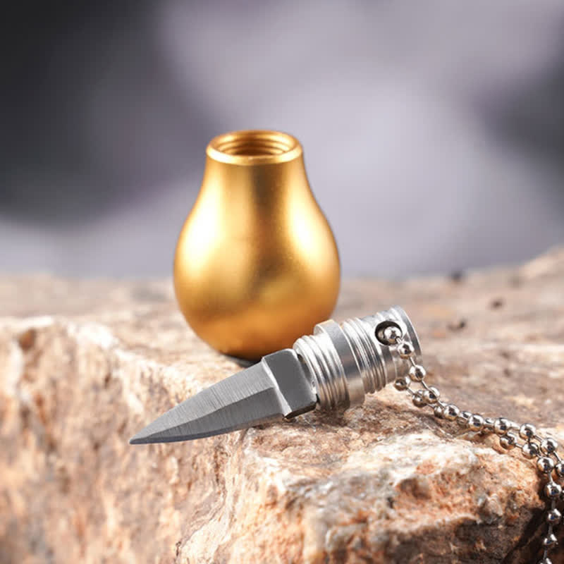 Llavero con forma de bombilla de lámpara dorada y cuchillo oculto.