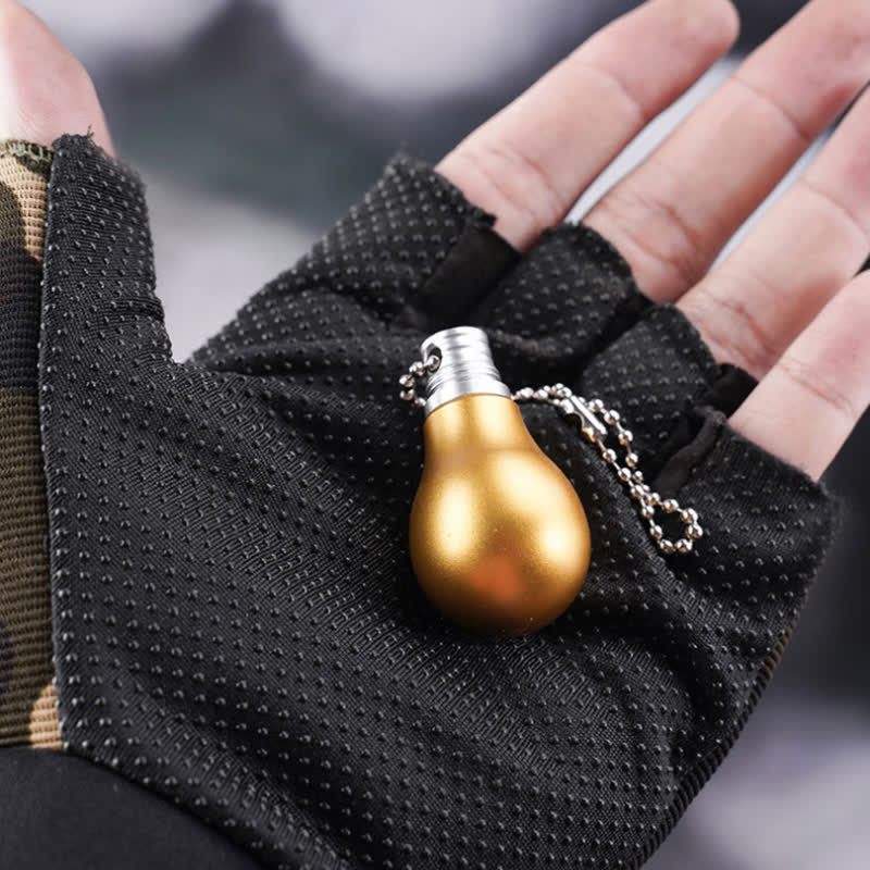 Llavero con forma de bombilla de lámpara dorada y cuchillo oculto.