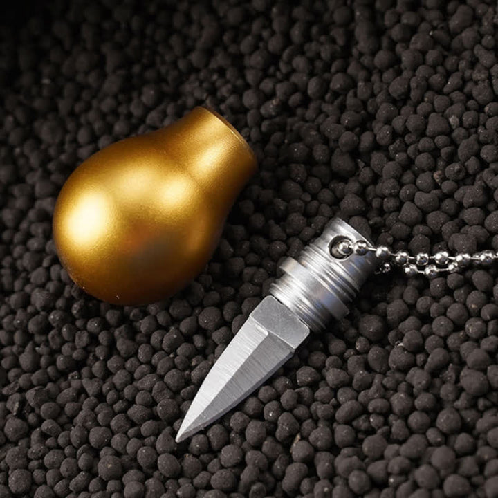 Llavero con forma de bombilla de lámpara dorada y cuchillo oculto.