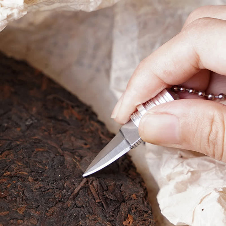 Llavero con forma de bombilla de lámpara dorada y cuchillo oculto - image 5