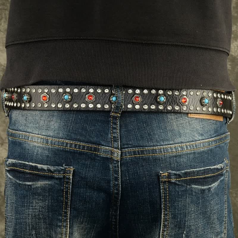 Cinturón de cuero negro retro con remaches de gemas rojas y azules de estilo gótico