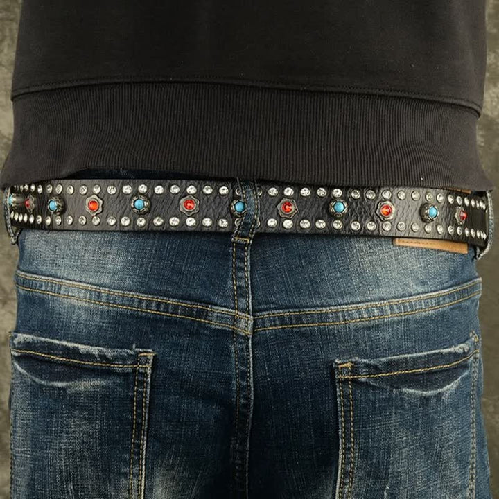 Cinturón de cuero negro retro con remaches de gemas rojas y azules de estilo gótico