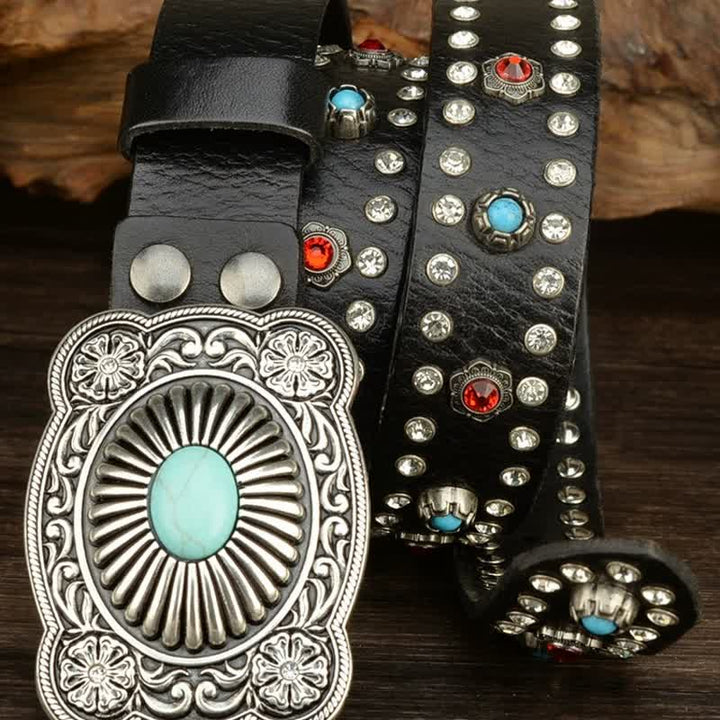 Cinturón de cuero negro retro con remaches de gemas rojas y azules de estilo gótico