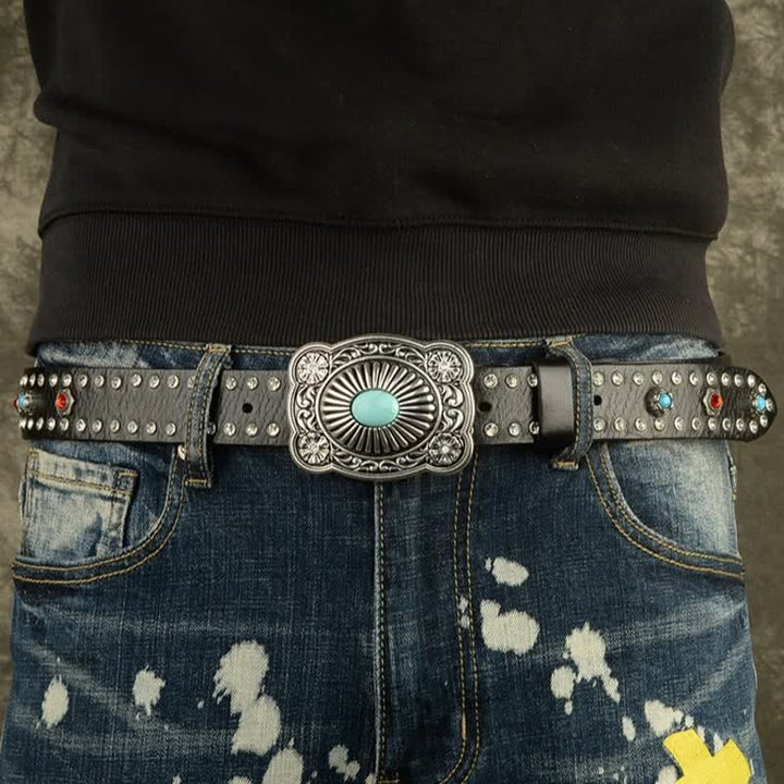 Cinturón de cuero negro retro con remaches de gemas rojas y azules de estilo gótico