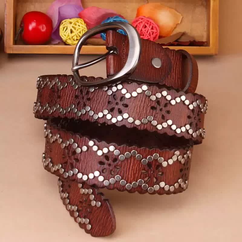 Cinturón de cuero ahuecado con remaches y grietas de estilo gótico