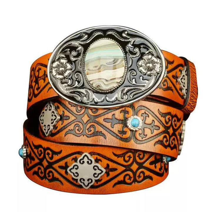 Cinturón de piel con estampado en relieve de color naranja y aspecto étnico.