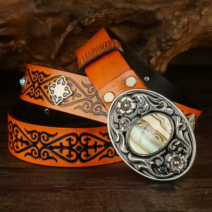 Cinturón de piel con estampado en relieve de color naranja y aspecto étnico.