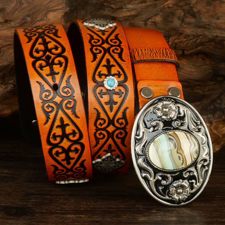 Cinturón de piel con estampado en relieve de color naranja y aspecto étnico.