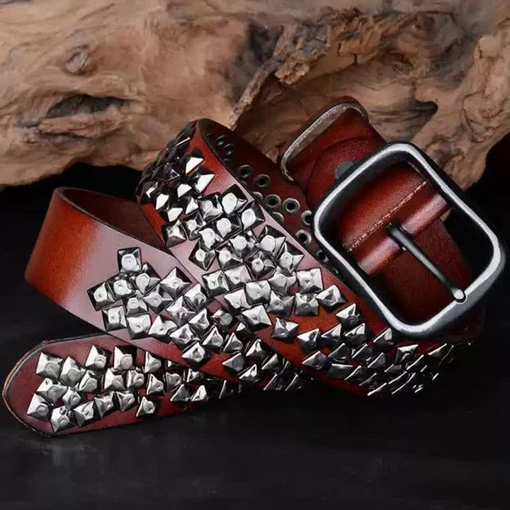 Cinturón de cuero con remaches piramidales brillantes y diseño irregular