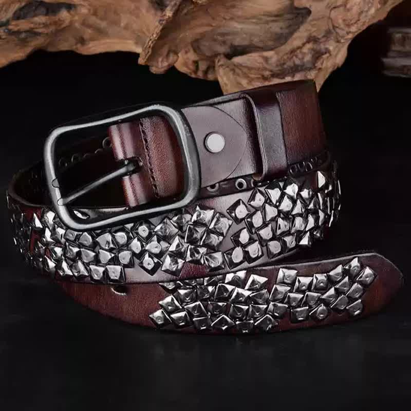Cinturón de cuero con remaches piramidales brillantes y diseño irregular