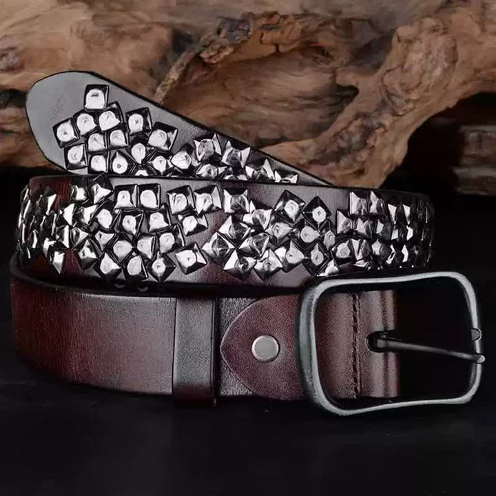 Cinturón de cuero con remaches piramidales brillantes y diseño irregular