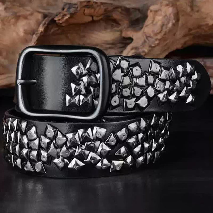 Cinturón de cuero con remaches piramidales brillantes y diseño irregular