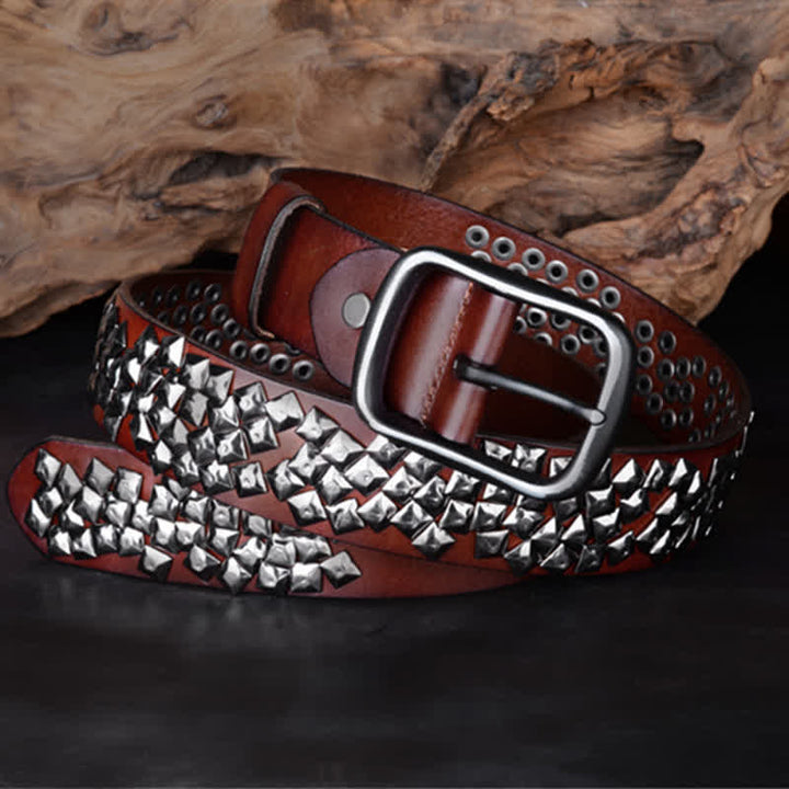 Cinturón de cuero con remaches piramidales brillantes y diseño irregular