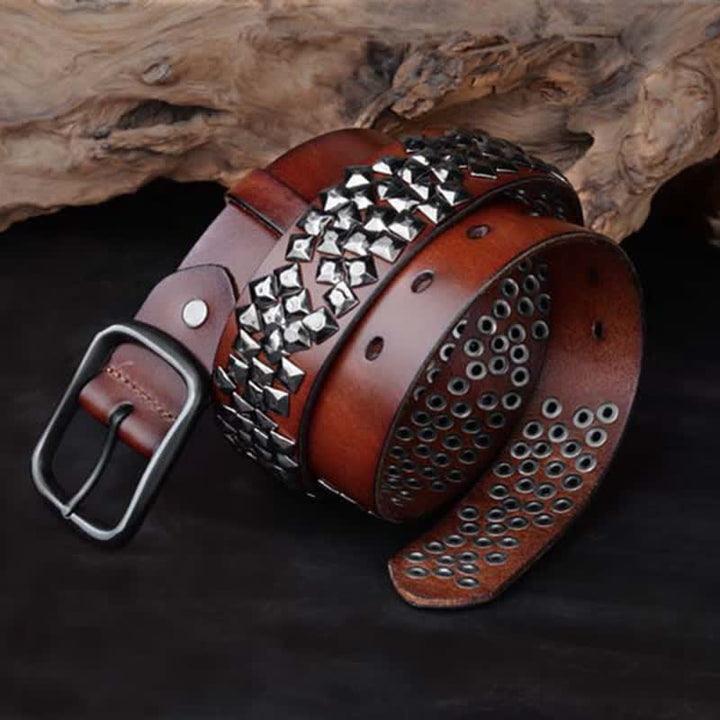 Cinturón de cuero con remaches piramidales brillantes y diseño irregular