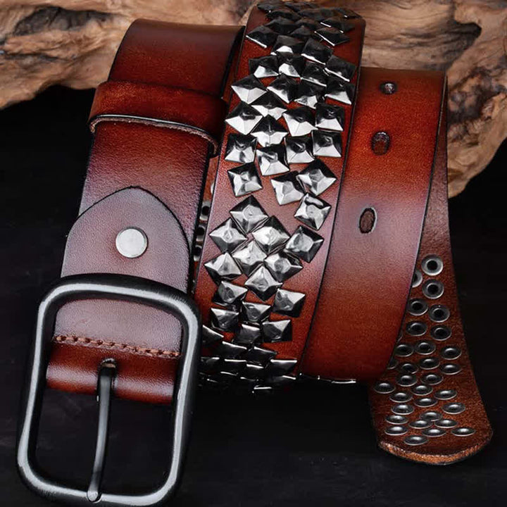 Cinturón de cuero con remaches piramidales brillantes y diseño irregular