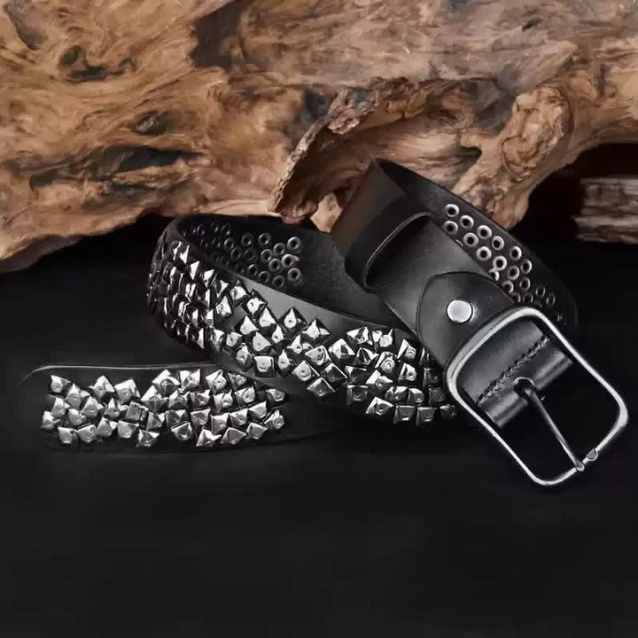 Cinturón de cuero con remaches piramidales brillantes y diseño irregular