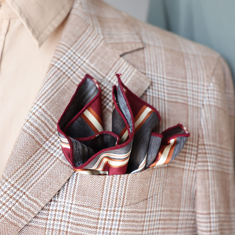 Pañuelo de bolsillo con estampado geométrico a rayas de la serie Burgundy para hombre