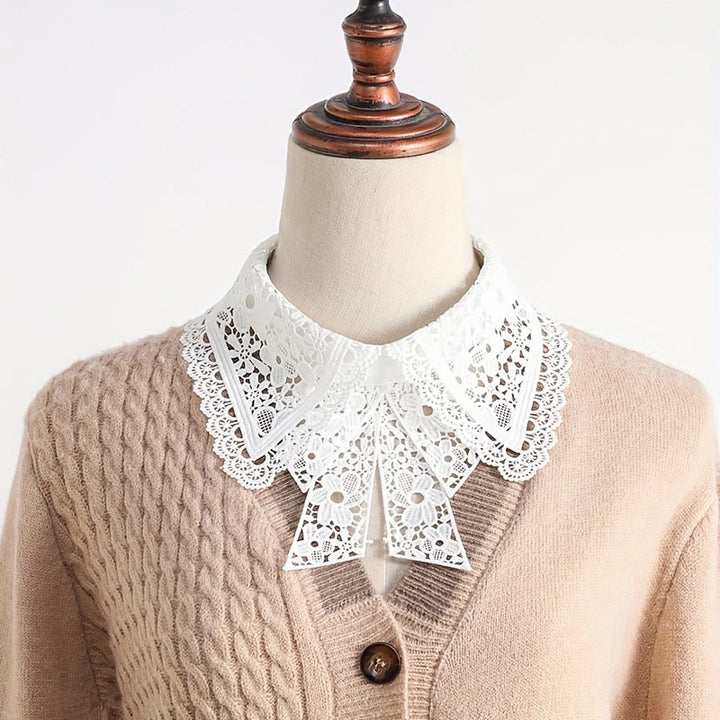 Blusa camisera desmontable con cuello falso y encaje floral