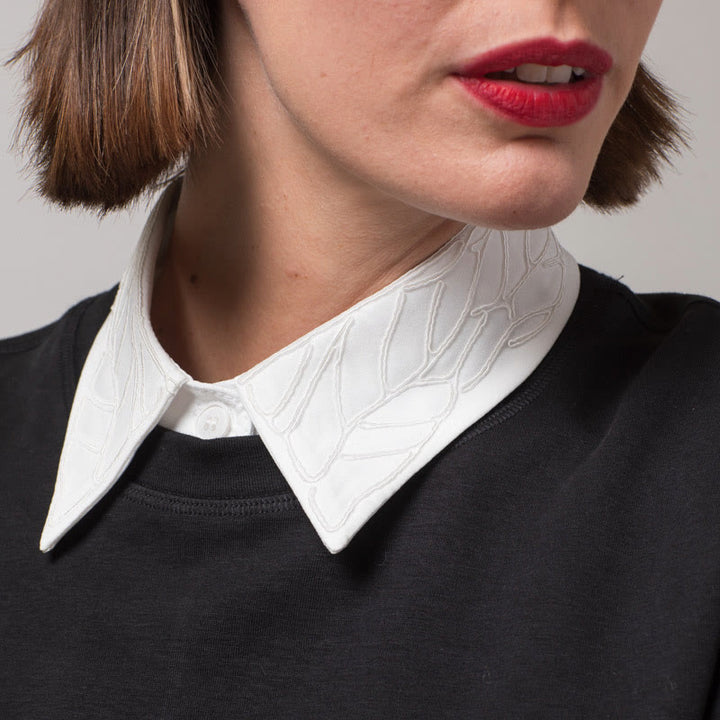 Blusa camisera desmontable con cuello falso y flores bordadas