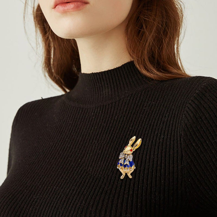 Lindo broche de conejo con diamantes de imitación esmaltados, accesorio para camisa