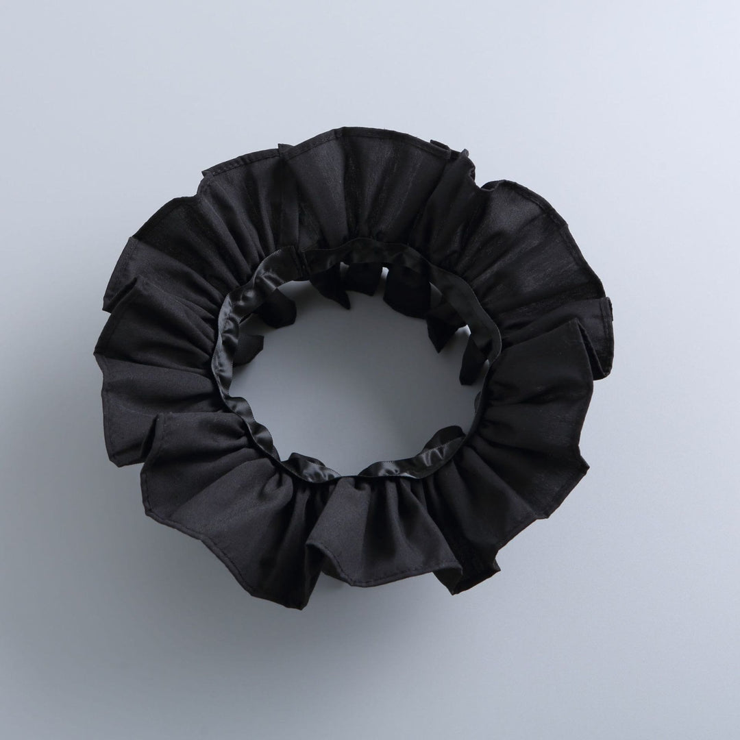 Camisa con cuello alto, fruncido y pliegues y cuello falso desmontable