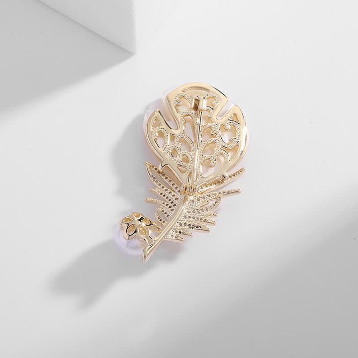 Broche de plumas con concha de perla para mujer