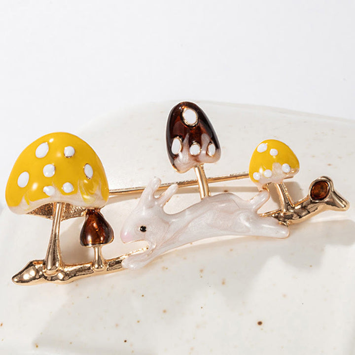 Broche de conejo y hongo corriendo, lindo accesorio para camisa