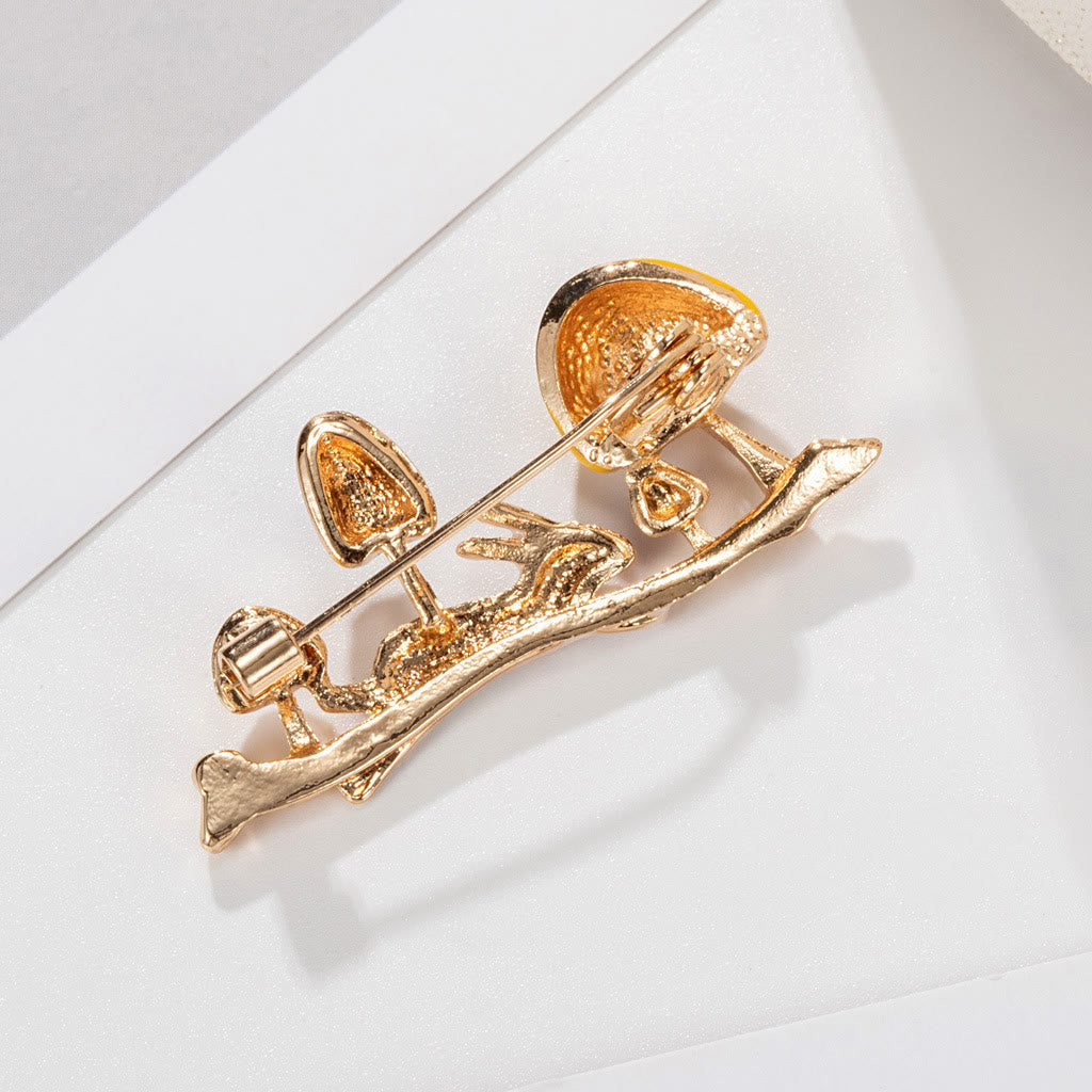 Broche de conejo y hongo corriendo, lindo accesorio para camisa
