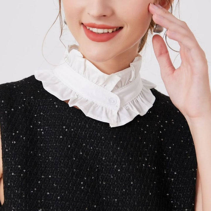 Camisa blanca con cuello plisado y botón desprendible