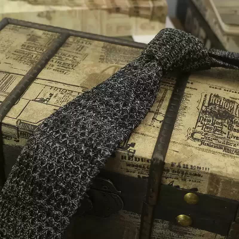 Corbata de punto de color oscuro jaspeado para hombre