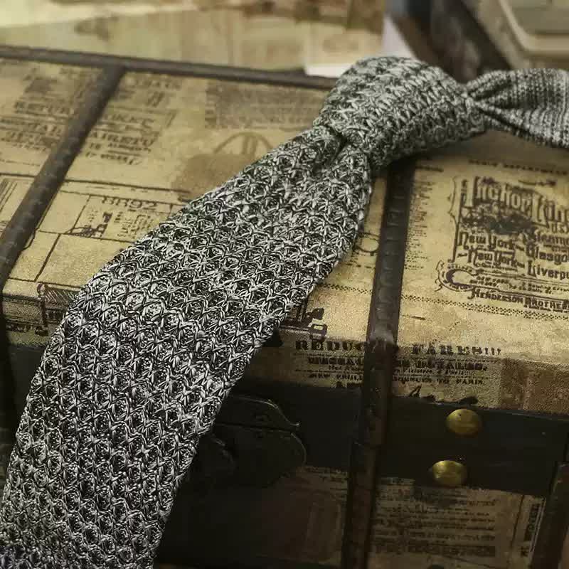 Corbata de punto de color oscuro jaspeado para hombre
