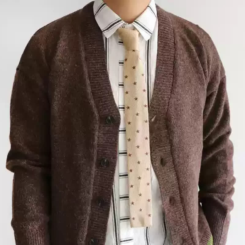 Corbata de punto con lunares y estrellas en color capuchino con leche para hombre