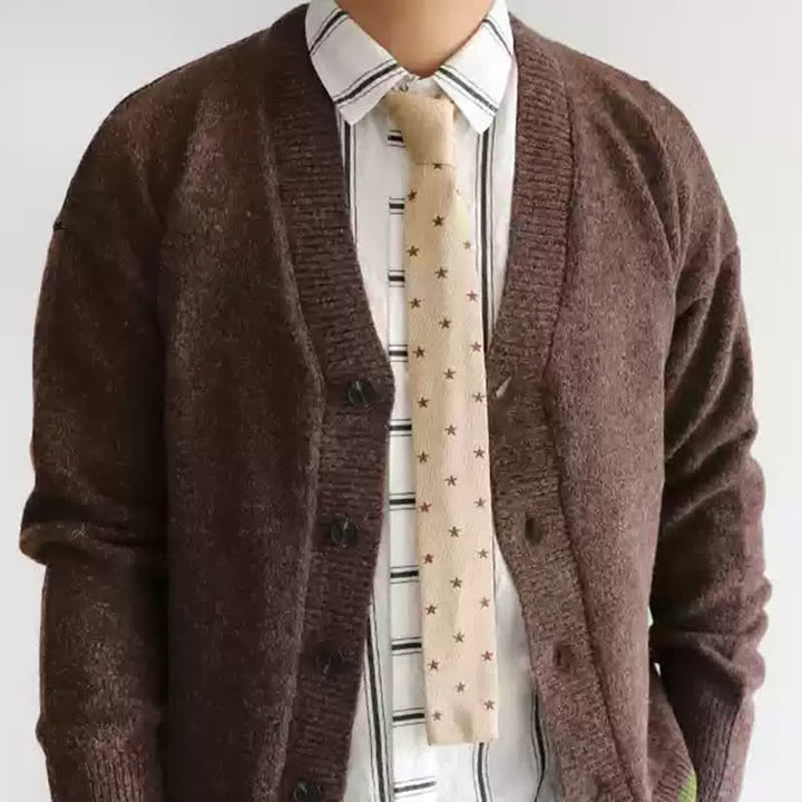 Corbata de punto con lunares y estrellas en color capuchino con leche para hombre
