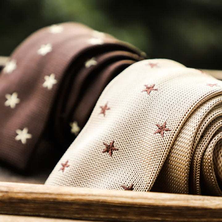 Corbata de punto con lunares y estrellas en color capuchino con leche para hombre
