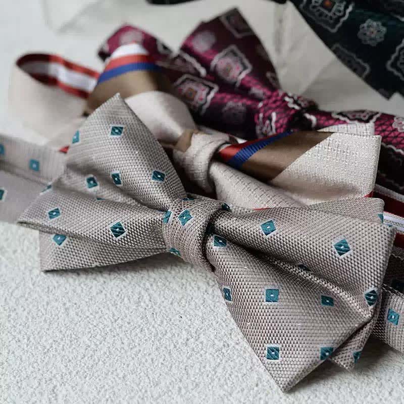 Pajarita con pañuelo de doble capa con estampado vintage para hombre