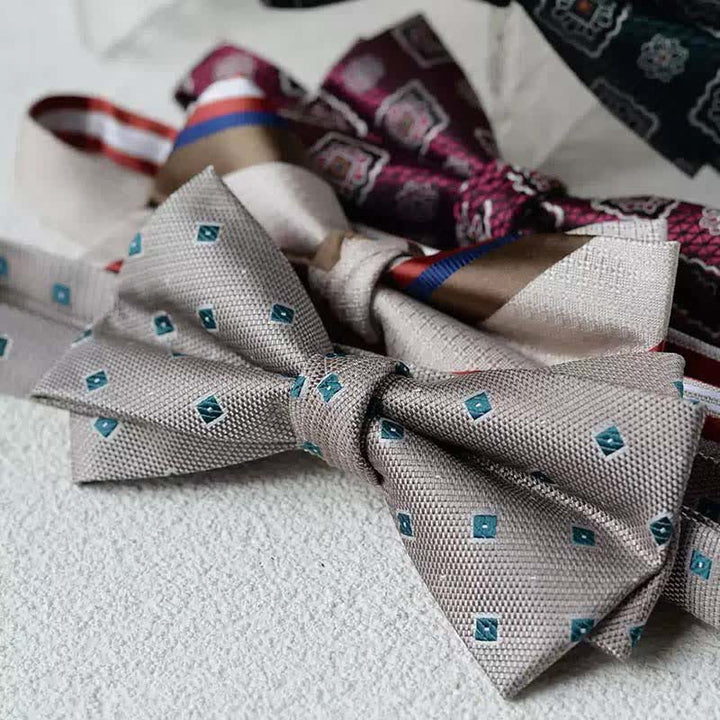 Pajarita con pañuelo de doble capa con estampado vintage para hombre