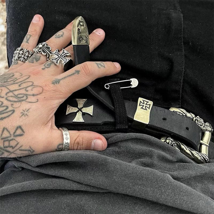 Cinturón de cuero con remaches punk con diseño de cruz de Pascua