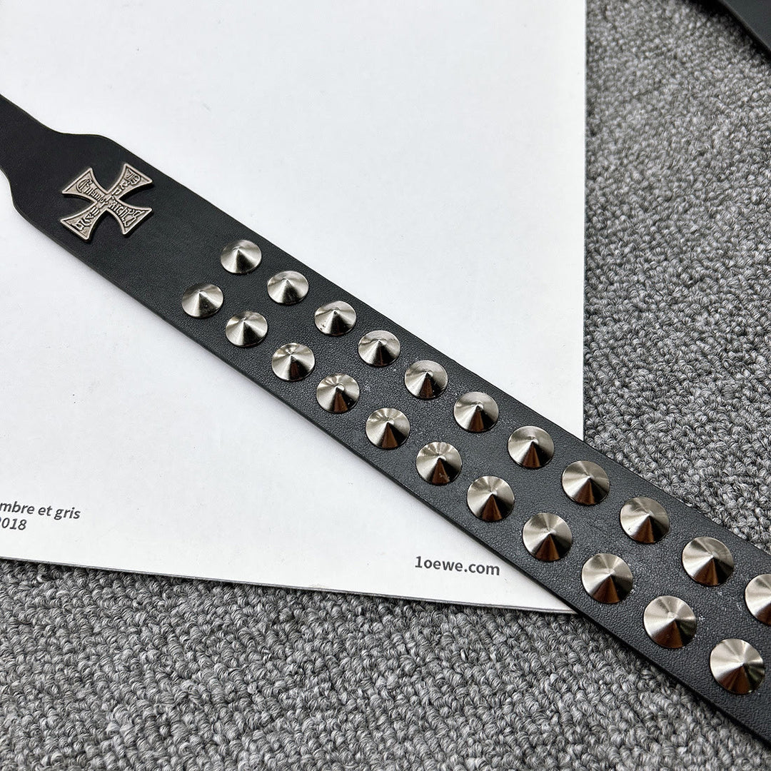 Cinturón de cuero con remaches punk con diseño de cruz de Pascua