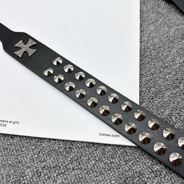 Cinturón de cuero con remaches punk con diseño de cruz de Pascua