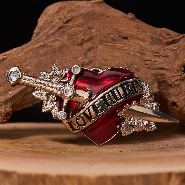 Cinturón de cuero con hebilla estilo western "Una espada atravesando el corazón"