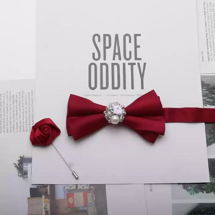Conjunto de 2 pajaritas para hombre con corpiño rojo, metal dorado y flores de perla.