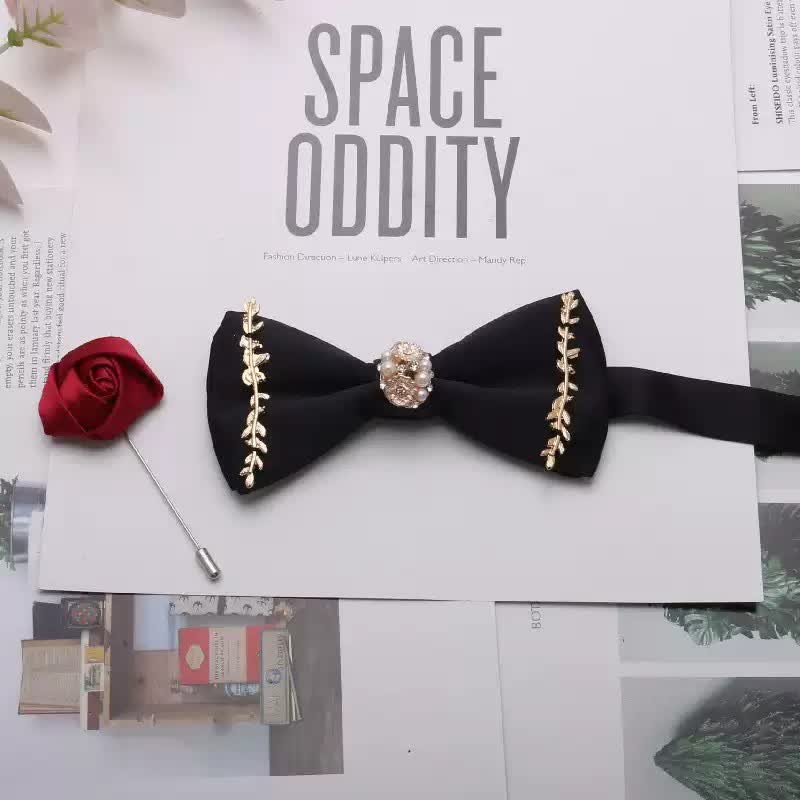 Conjunto de 2 pajaritas para hombre con corpiño rojo, metal dorado y flores de perla.