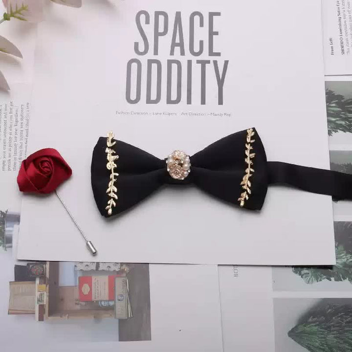 Conjunto de 2 pajaritas para hombre con corpiño rojo, metal dorado y flores de perla.