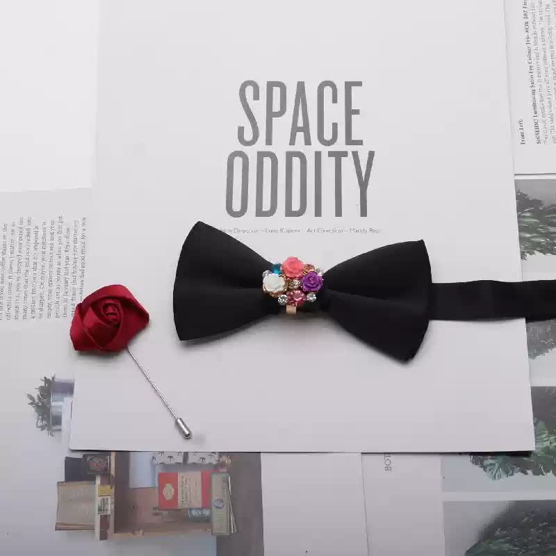 Conjunto de 2 pajaritas para hombre con corpiño rojo, metal dorado y flores de perla.